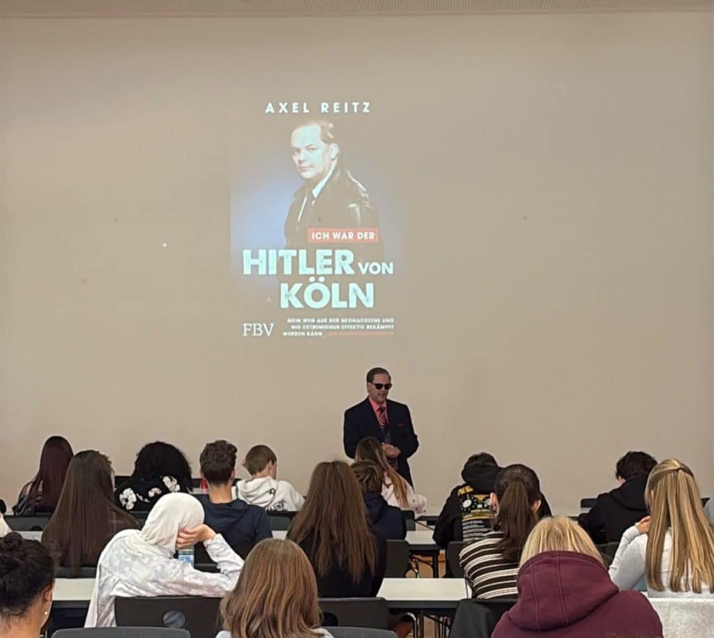 Axel Reitz hält einen Vortrag vor Jugendlichen an der Beethoven Grund- und Gemeinschaftsschule in Singen.