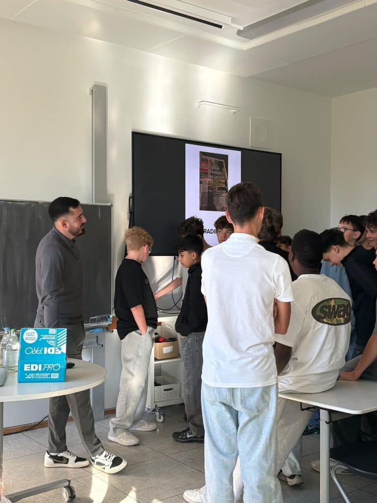 Eren Recberlik im Gespräch mit Jugendlichen während eines Workshops in Singen.